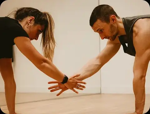Deux stagiaires se tapent dans la main pendant un exercice